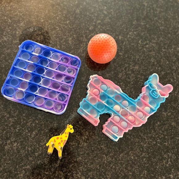 Fidget fun pack with giraffe eraserSuper fun. The fidget bubble llama and square - Picture 1 of 5